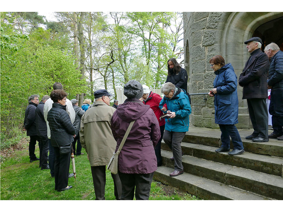 Bittprozession an der Weingartenkapelle (Foto: Karl-Franz Thiede)